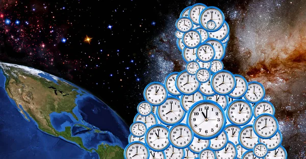 Obraz Konturu Człowieka Wypełnionego Wieloma Twarzami Zegara Tle Przestrzeni Krajobrazu — Zdjęcie stockowe