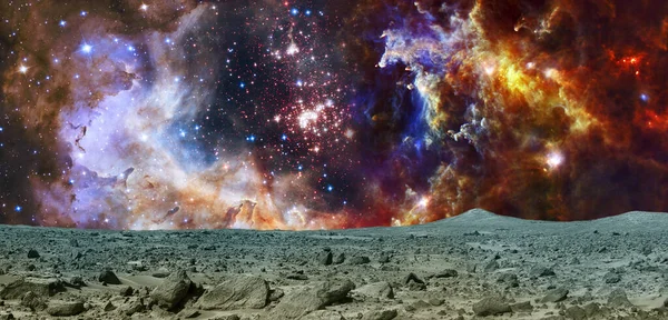 星雲と星のある地平線の上に エイリアン惑星と明るい空の岩だらけの灰色の砂漠の表面のイメージ — ストック写真