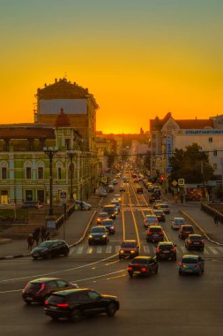 Kharkiv, Ukrayna, 6 Ekim 2021, St. Poltava Yolu. Gün batımından sonra trafik. Sokaklar arabalarla dolu ve gökyüzü gün batımından sonra ufukta.