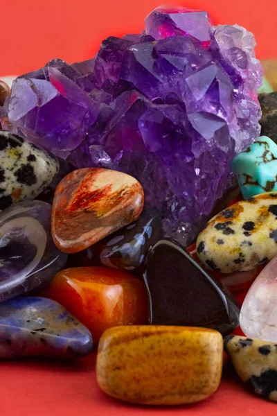 Image Semi Precious Stones Lie Heap Top Heap Beautiful Amethyst — Stock Photo, Image