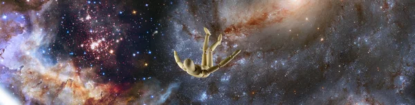 풍경을 배경으로 우주에 떨어지는 나무로 마네킹의 — 스톡 사진