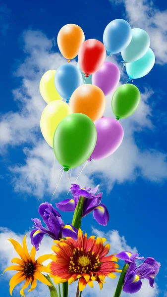 喜庆的花朵和明亮的五彩缤纷的充气球映衬着乌云的天空 — 图库照片