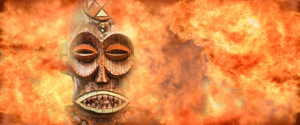 Katı Bir Alev Duvarıyla Çevrili Eski Bir Ilkel Ahşap Maskenin — Stok fotoğraf