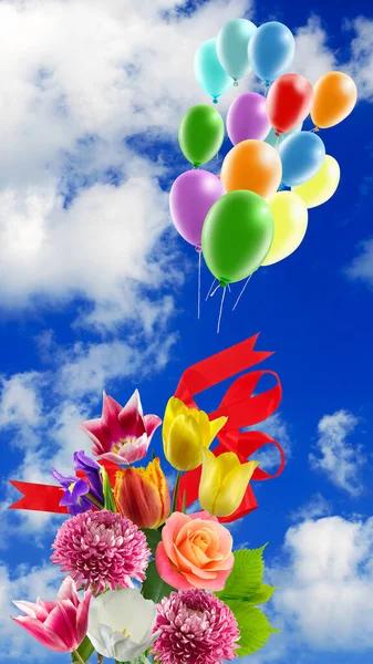 Imagem Flores Festivas Bolas Infláveis Multicoloridas Brilhantes Contra Fundo Céu — Fotografia de Stock
