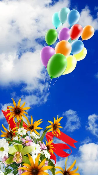 Obraz Slavnostních Květin Pestrobarevné Nafukovací Koule Pozadí Oblohy Mraky — Stock fotografie