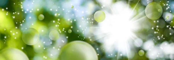 ボケや明るい光の閃光 空飛ぶボールなどを背景に 緑のぼやけた背景の抽象的なイメージ — ストック写真