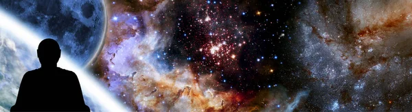 月の大きな円盤と明るい星や星雲を持つ宇宙の風景を背景にした男の黒い輪郭のイメージ Nasaによって提供されたこの画像の要素 — ストック写真