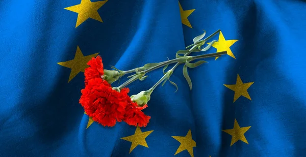 Wizerunek Trzech Czerwonych Goździków Leżących Fladze Unii Europejskiej — Zdjęcie stockowe