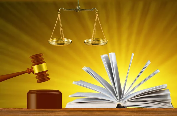 Yargı Tokmağı Pulları Açık Bir Kitabın Arka Planına Parlak Sarı — Stok fotoğraf