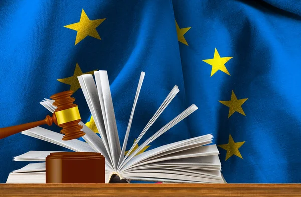 Młot Sądowy Tle Otwartej Księgi Flagi Unii Europejskiej Obraz — Zdjęcie stockowe