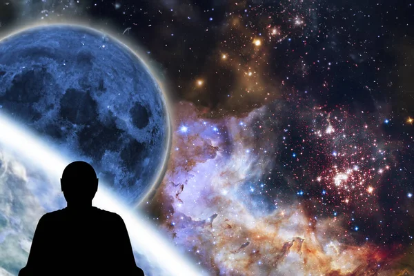 Зображення Чорного Силуету Чоловіка Сидить Тлі Величезного Диска Місяця Зоряного Ліцензійні Стокові Зображення