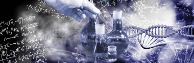 Ön planda kimyasal cam parçalarından oluşan kolaj bir deneycinin eliyle DNA iplikçikleri ve çeşitli matematiksel ve kimyasal formüllerin arka planına karşı bir test tüpü tutuyor.