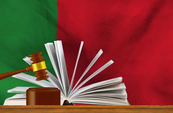 Martillo Judicial Fondo Libro Abierto Bandera Portugal Imagen —  Fotos de Stock