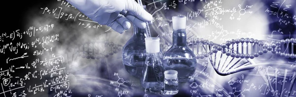 Ön planda kimyasal cam parçalarından oluşan kolaj bir deneycinin eliyle DNA iplikçikleri ve çeşitli matematiksel ve kimyasal formüllerin arka planına karşı bir test tüpü tutuyor.