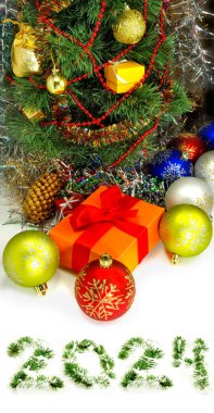 Beyaz arka planda güzel Noel süslemeleri. Noel dekorasyonu. 2024 Mutlu yıllar.