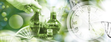 Ön planda kimyasal camdan oluşan soyut bir kolaj, DNA iplikçiklerinin arka planına karşı bir tüp tutan bir el, farklı boyutlarda toplar ve bulanık soyut bir arka plan.