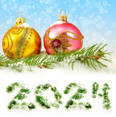 Beyaz arka planda güzel Noel süslemeleri. Noel dekorasyonu. 2024 Mutlu yıllar.