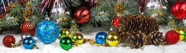 美しいお祝いのデザイナーのクリスマスの装飾の画像 メリークリスマスとハッピーニューイヤーグリーティングカード — ストック写真