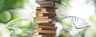 Bir yığın kitabın resmi, yeşil bulanık arkaplanda stilize edilmiş DNA modelleri