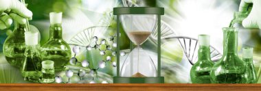 Kum saati, laboratuvar şişeleri ve DNA sarmalının yakın çekimi. Görüntü zaman, bilimsel keşif ve ilerleme kavramını ortaya koyuyor..