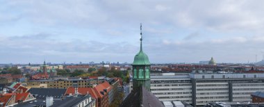 Denizcilik tarihinin özünü bu çarpıcı görüntüyle yakalayın. Huzurlu bir okyanus zeminine karşı eski bir bronz çan. Çanlar yıpranmış yüzey ve karanlık metal iskelet denizcilik geleneğini anlatır..