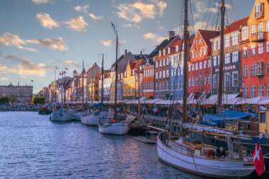 Denizcilik tarihinin özünü bu çarpıcı görüntüyle yakalayın. Huzurlu bir okyanus zeminine karşı eski bir bronz çan. Çanlar yıpranmış yüzey ve karanlık metal iskelet denizcilik geleneğini anlatır..