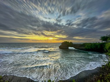 Bali Endonezya 'daki Tanah Lot Tapınağı - doğa ve mimari geçmişi.