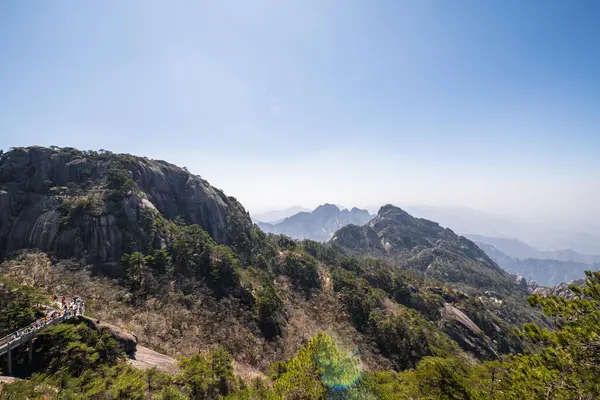 Görkemli bir dağ sırasının nefes kesici panoramik manzarası, engebeli tepeler, yemyeşil ormanlar ve açık bir gökyüzü. Doğa aşıkları, yürüyüşçüler ve huzur ve macera arayanlar için mükemmel..