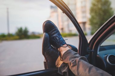 Adam arabasında uyuyor, yorgun sürücü bacaklarını açıyor.