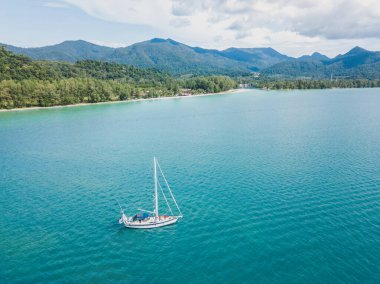 Tayland 'daki Koh Chang adası yakınlarındaki yelkenli teknesi insansız hava aracından güzel bir cennet kumsalı manzarası.