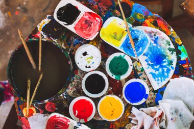 hobi ve yaratıcılık konsepti, sanatçı ressam işyeri, zanaat, birçok farklı renk ve fırça