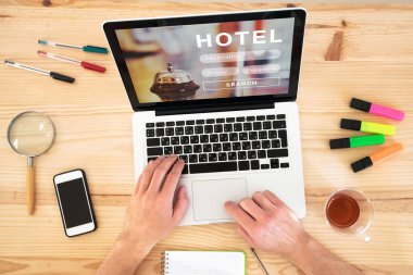 İnternet 'te otel rezervasyonu, bilgisayar ekranında online rezervasyon.