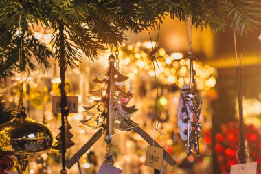 Avrupa şehrinde geceleri satılık Noel süsleme oyuncağı. Kapatın.