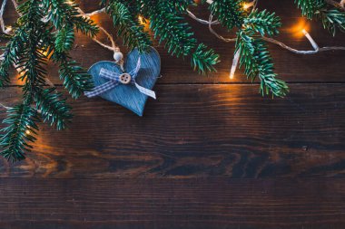Mavi ahşap kalbi ve köknar ağacı olan Noel arkaplanı 