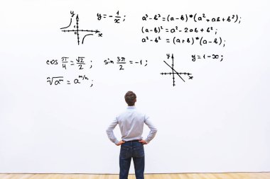 Matematiksel formüllere bakan öğrenci, matematik eğitimi kavramını öğreniyor