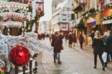 Aralık ayında Avrupa kentinde Noel için dekore edilmiş sokaklar