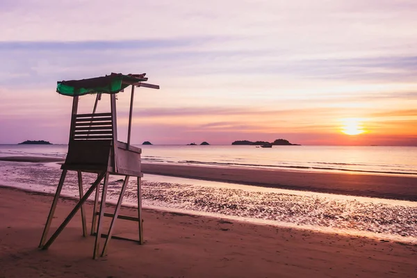 Güzel Doğa Arka Planı Günbatımında Sakin Tropikal Plaj Manzarası — Stok fotoğraf