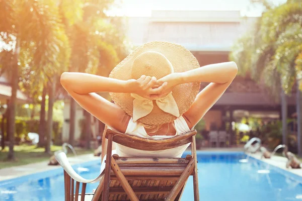 海滩度假及旅游 在豪华酒店休息 年轻快乐的女性游客在游泳池附近休息 — 图库照片