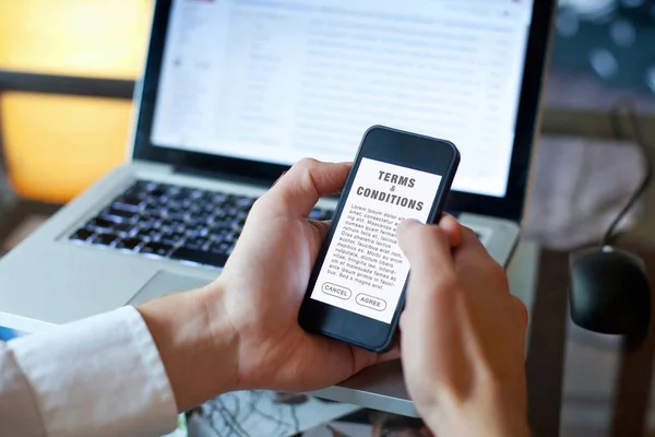 Şartlar Şartlar Akıllı Telefon Ekranındaki Adam Okuma Anlaşması — Stok fotoğraf