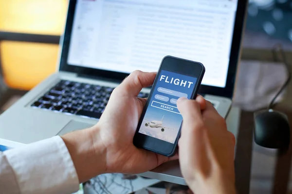 Online Mobil Uygulama Üzerinden Arama Uçuşları Uçak Biletleri Rezervasyonu — Stok fotoğraf