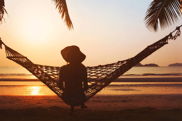 Kumsalda Dinlenmek Hamakta Bir Kadın Güzel Tropikal Günbatımının Tadını Çıkarıyor — Stok fotoğraf