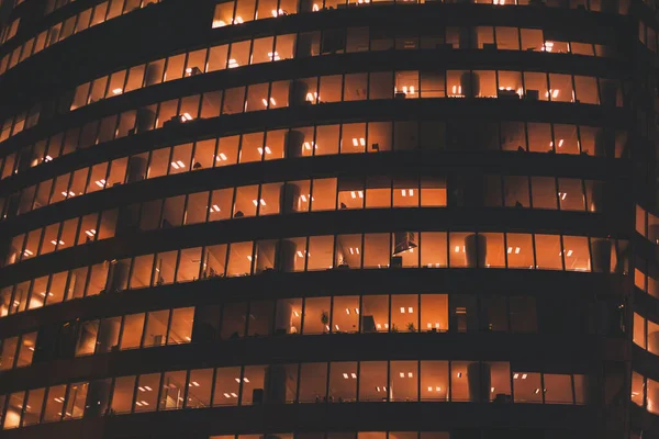 Желтый Свет Окнах Офисного Здания Ночью Внешняя Сторона Деловой Башни — стоковое фото