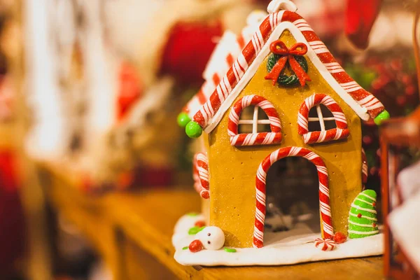 クリスマスの装飾のためのキャラメルキャンディーハウス 甘いジンジャーブレッドクッキー — ストック写真