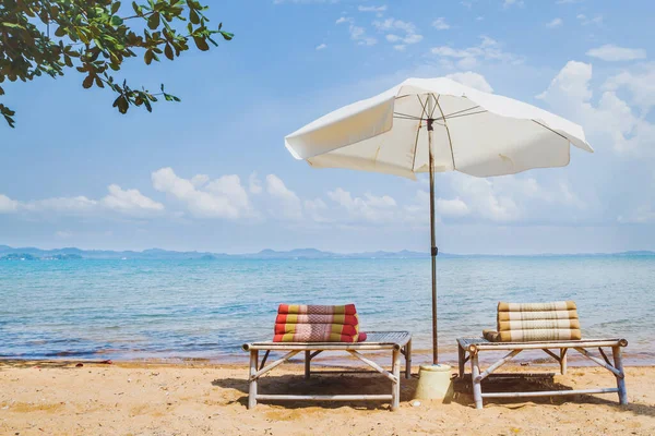 海滨旅游 两张甲板椅和靠海的伞 — 图库照片