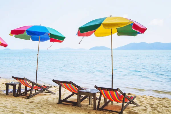 Красочные Зонтики Шезлонги Пляже — стоковое фото