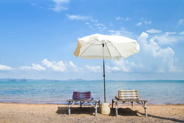 Strandurlaub Zwei Liegestühle Und Sonnenschirm Meer Sommerliches Entspannungskonzept — Stockfoto