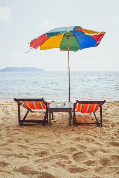 Strand Thailand Zwei Liegestühle Und Ein Bunter Sonnenschirm Meer — Stockfoto