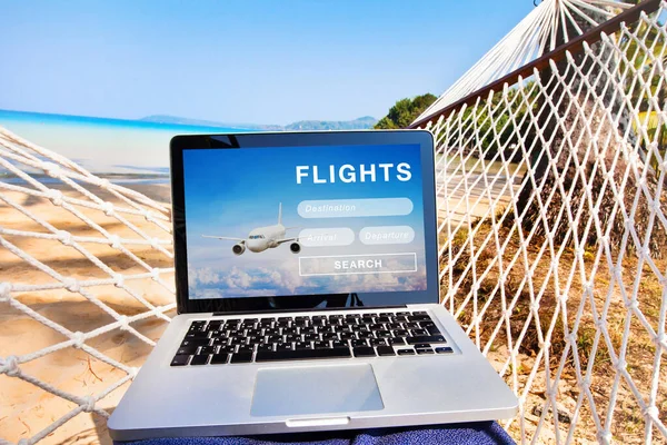 Nternetten Uçuş Biletlerini Ara Online Internet Sitesini Dizüstü Bilgisayardan — Stok fotoğraf