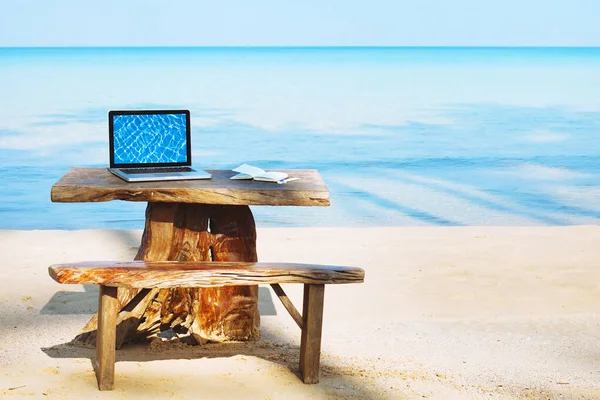 ビーチにいるフリーランスのオフィス 誰もいないノートパソコン フリーランスのコンセプト — ストック写真