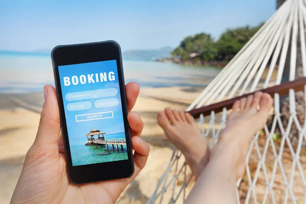 Boeking Van Reizen Hotels Vluchten Het Scherm Van Smartphone — Stockfoto